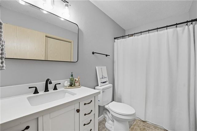 5623 NW Sunrise Meadow Circle, Lee's Summit, MO 64064