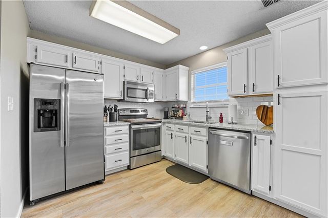 5623 NW Sunrise Meadow Circle, Lee's Summit, MO 64064