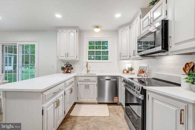 5002 GAINSBOROUGH DR, Fairfax, VA 22032
