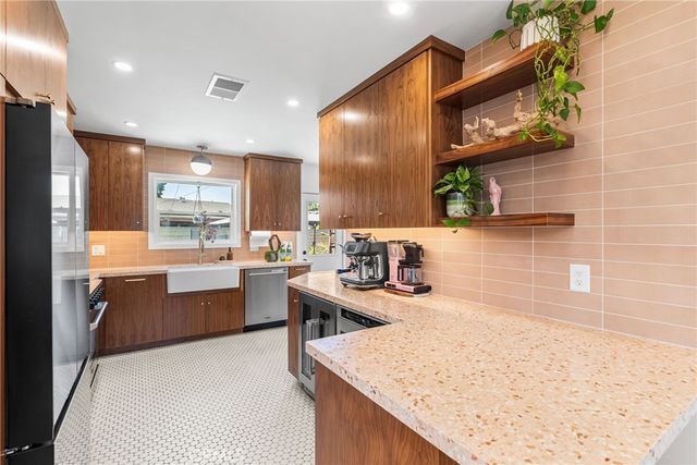 2410 W Broadway, Anaheim, CA 92804