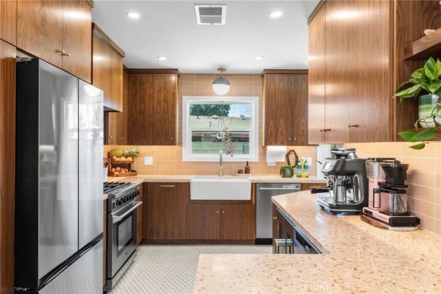 2410 W Broadway, Anaheim, CA 92804
