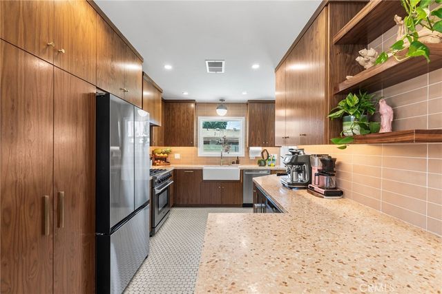 2410 W Broadway, Anaheim, CA 92804