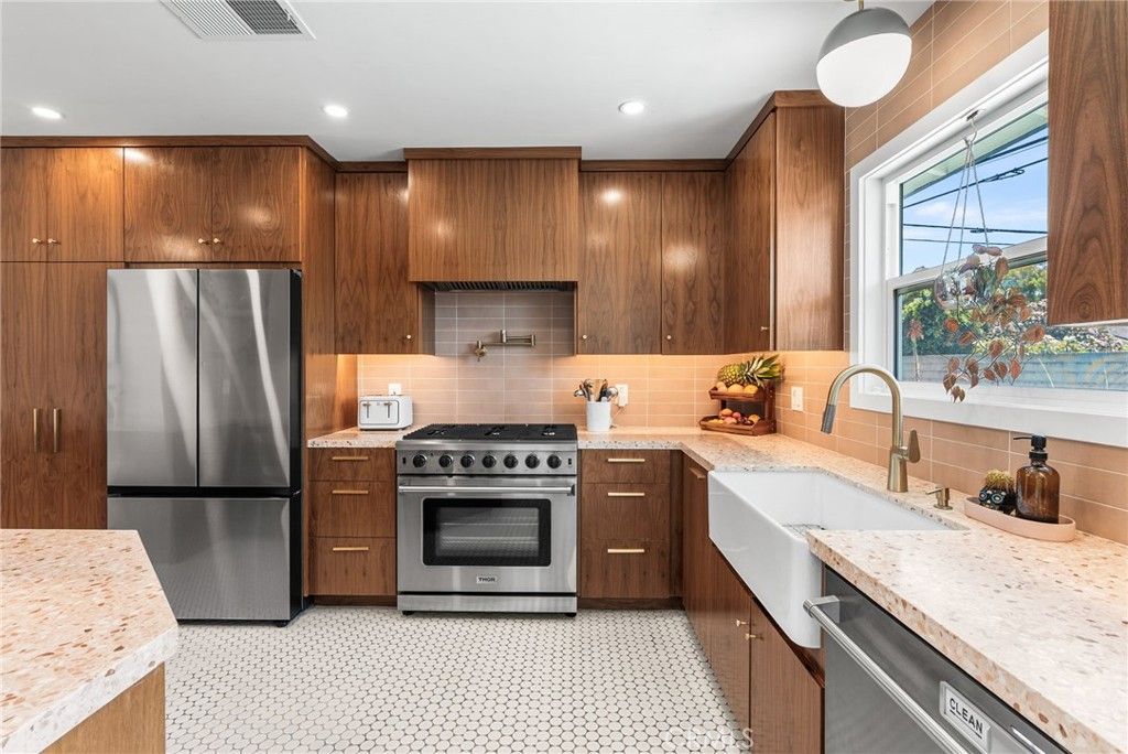 2410 W Broadway, Anaheim, CA 92804