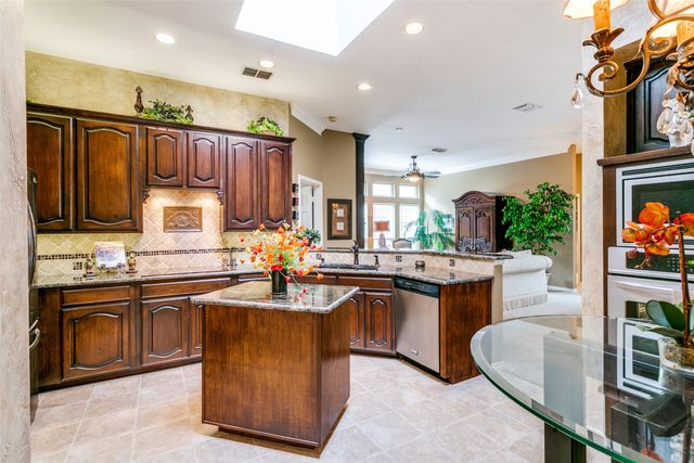 303 Old York Road, Irving, TX 75063