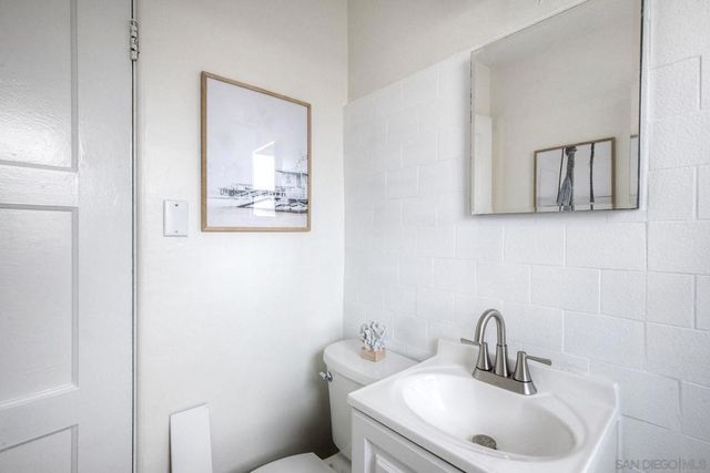1027 Knowles Ave, Carlsbad, CA 92008