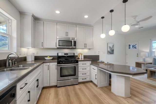 1027 Knowles Ave, Carlsbad, CA 92008