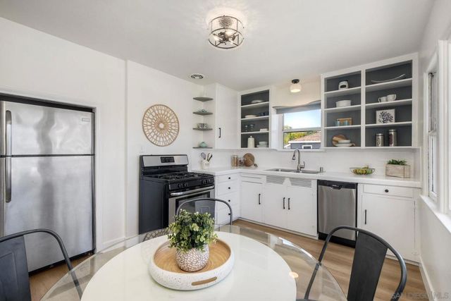 1027 Knowles Ave, Carlsbad, CA 92008