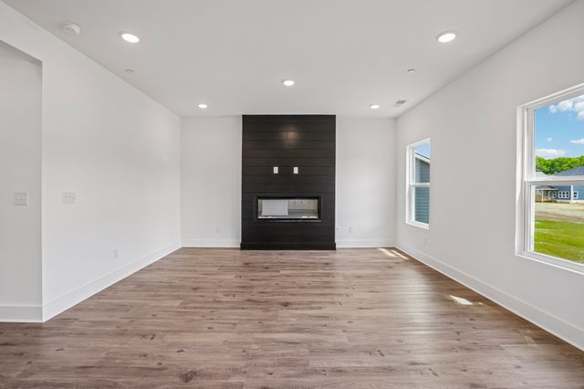 2564 Peaceful Valley Dr, Columbia, TN 38401