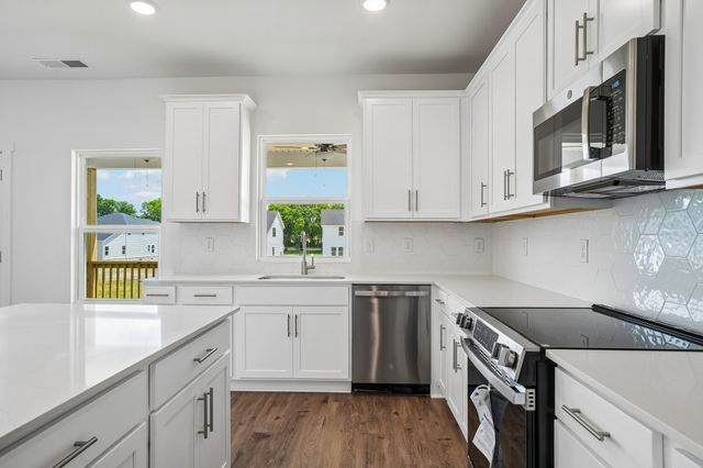 2564 Peaceful Valley Dr, Columbia, TN 38401