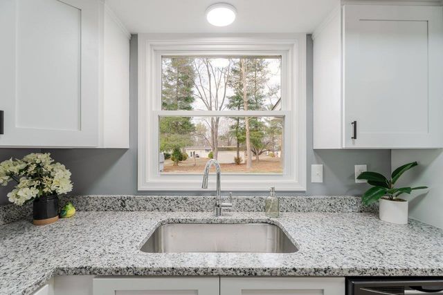 24 LA SALLE DR, Grottoes, VA 24441