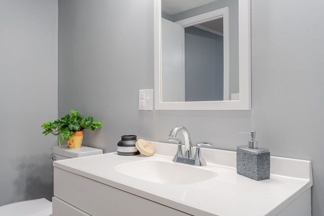 24 LA SALLE DR, Grottoes, VA 24441