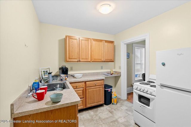 904 Linden Grove Avenue, Lansing, MI 48912