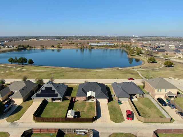 542 Meadowlake Drive, Waxahachie, TX 75165