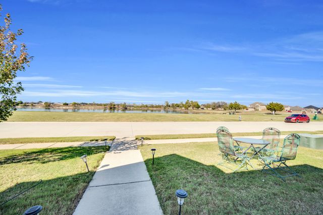 542 Meadowlake Drive, Waxahachie, TX 75165