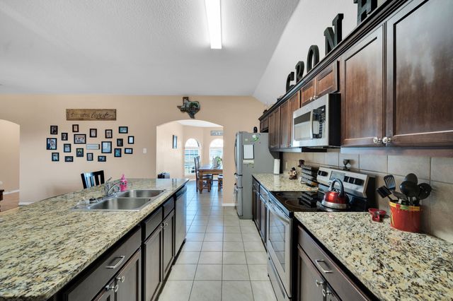 542 Meadowlake Drive, Waxahachie, TX 75165