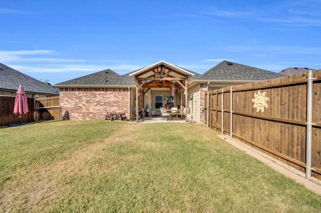 542 Meadowlake Drive, Waxahachie, TX 75165