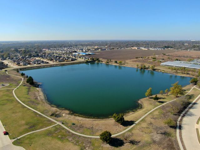 542 Meadowlake Drive, Waxahachie, TX 75165
