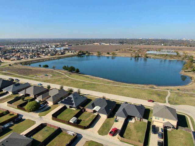 542 Meadowlake Drive, Waxahachie, TX 75165