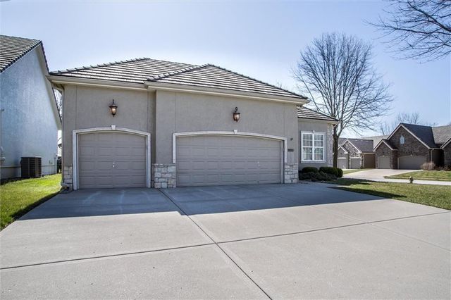 405 NW Greenview Drive, Lee's Summit, MO 64064