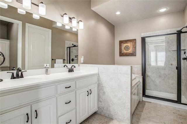 405 NW Greenview Drive, Lee's Summit, MO 64064