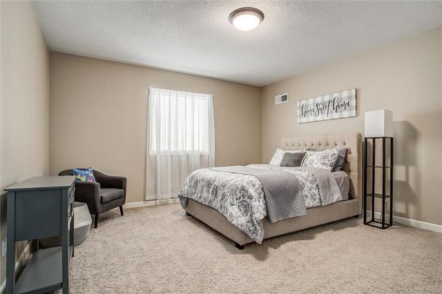 405 NW Greenview Drive, Lee's Summit, MO 64064