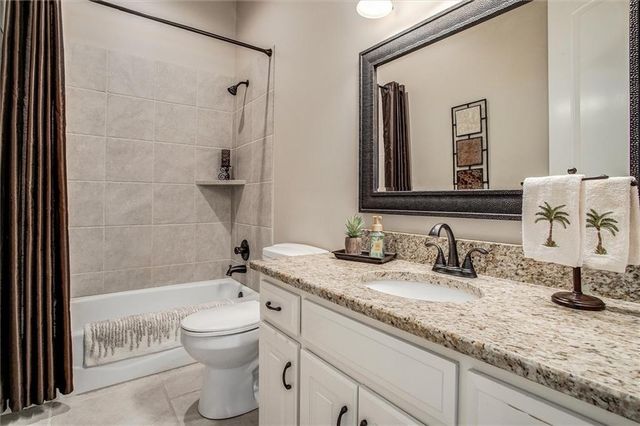 405 NW Greenview Drive, Lee's Summit, MO 64064