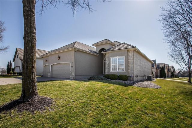 405 NW Greenview Drive, Lee's Summit, MO 64064