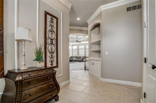 405 NW Greenview Drive, Lee's Summit, MO 64064