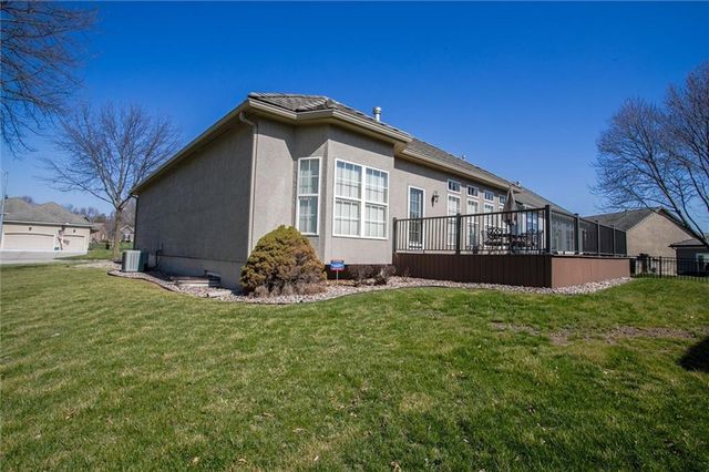 405 NW Greenview Drive, Lee's Summit, MO 64064