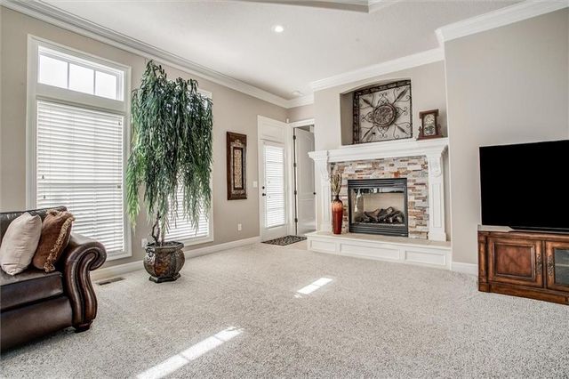 405 NW Greenview Drive, Lee's Summit, MO 64064