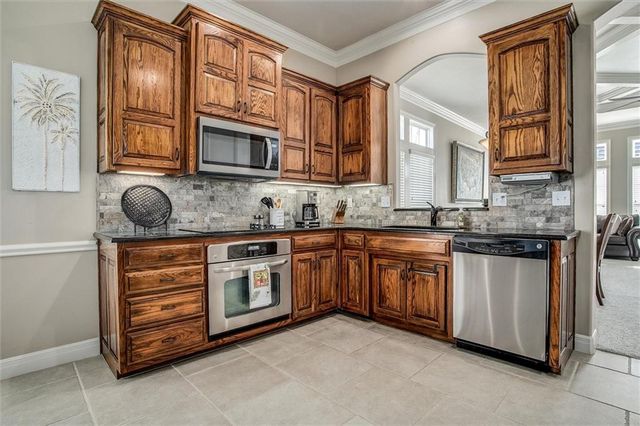 405 NW Greenview Drive, Lee's Summit, MO 64064