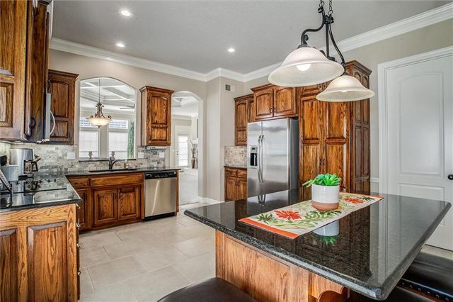 405 NW Greenview Drive, Lee's Summit, MO 64064