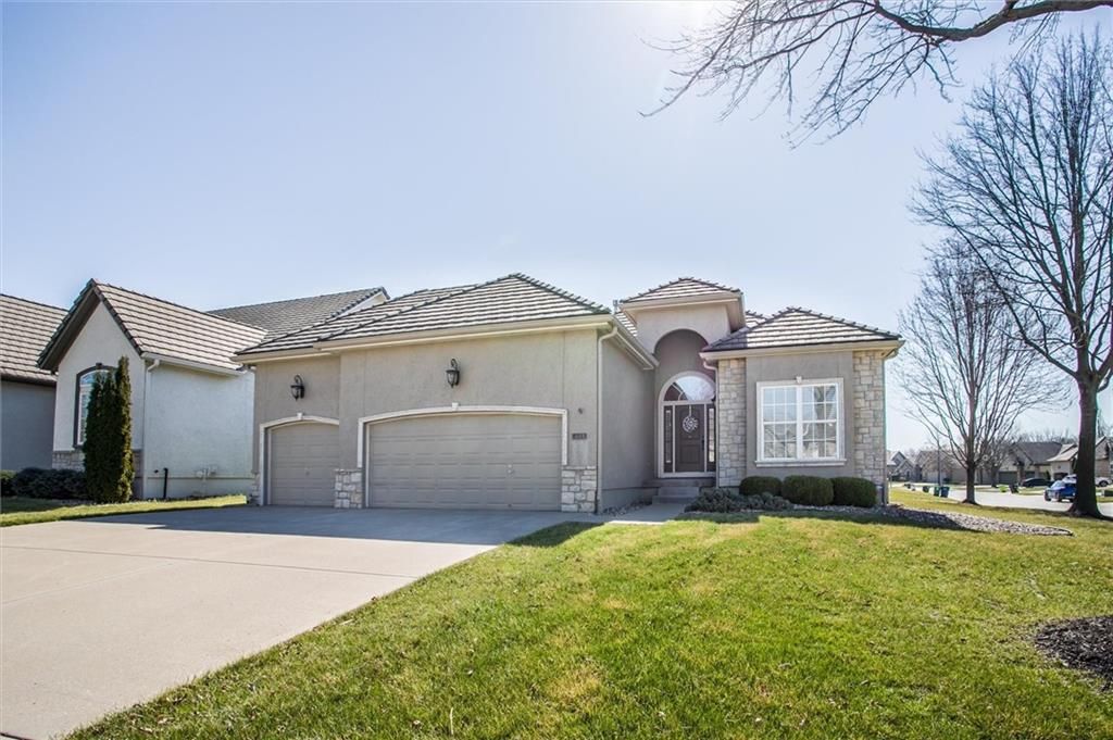 405 NW Greenview Drive, Lee's Summit, MO 64064