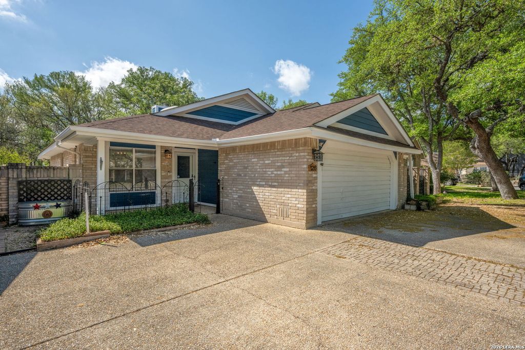 126 Golden Way, Universal City, TX 78148