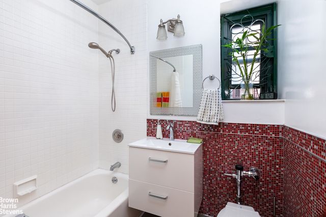 7811 35th Ave Apt 3G, New York City, NY 11372