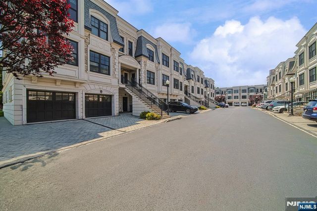 35 Marquis Court, Edgewater, NJ 07020