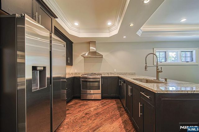 35 Marquis Court, Edgewater, NJ 07020