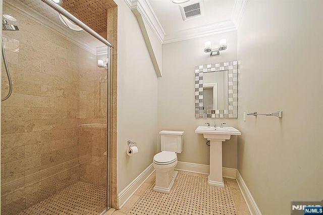 35 Marquis Court, Edgewater, NJ 07020
