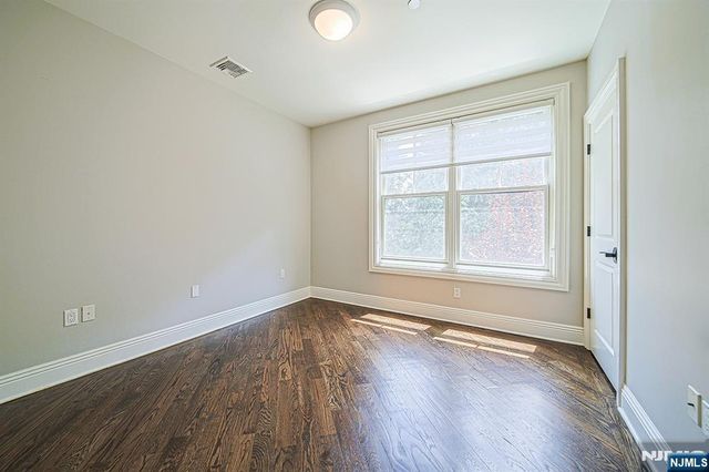 35 Marquis Court, Edgewater, NJ 07020