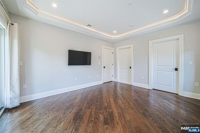 35 Marquis Court, Edgewater, NJ 07020