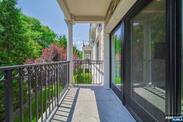 35 Marquis Court, Edgewater, NJ 07020
