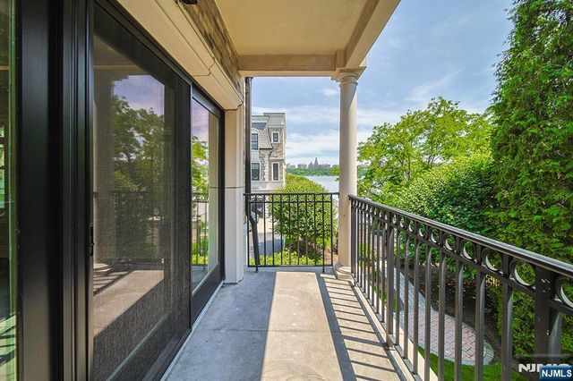 35 Marquis Court, Edgewater, NJ 07020