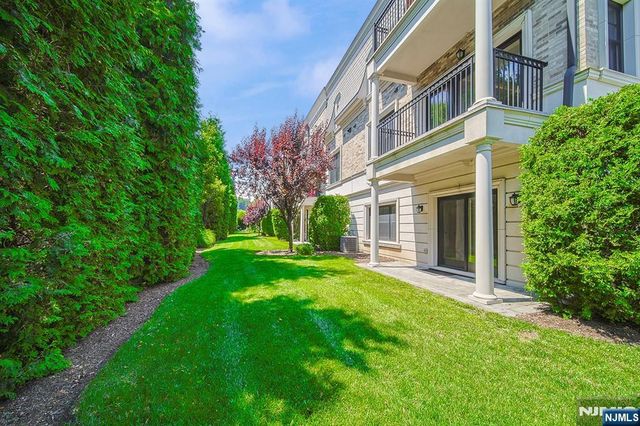 35 Marquis Court, Edgewater, NJ 07020