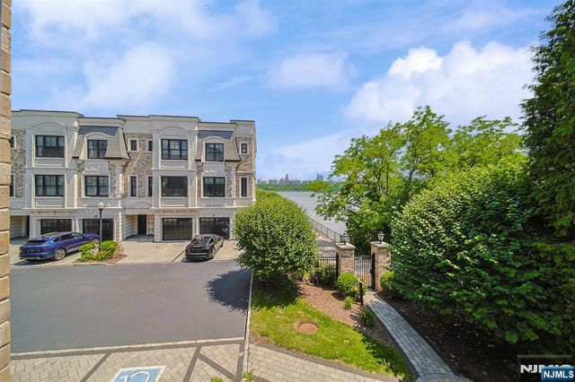 35 Marquis Court, Edgewater, NJ 07020