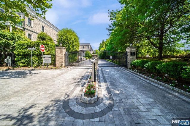 35 Marquis Court, Edgewater, NJ 07020