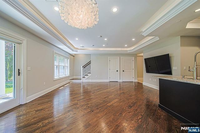35 Marquis Court, Edgewater, NJ 07020