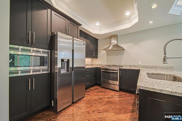 35 Marquis Court, Edgewater, NJ 07020
