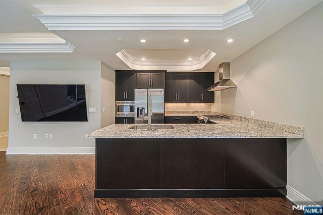 35 Marquis Court, Edgewater, NJ 07020