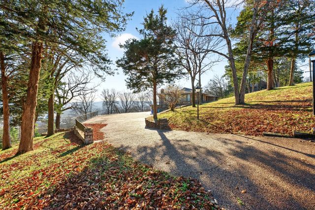 833 W Hillview Dr, Brentwood, TN 37027