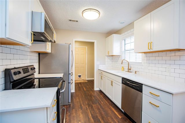 3154 W Shale Street, Fayetteville, AR 72704